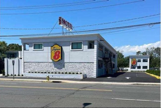 Super 8 By Wyndham Lindenhurst Екстериор снимка