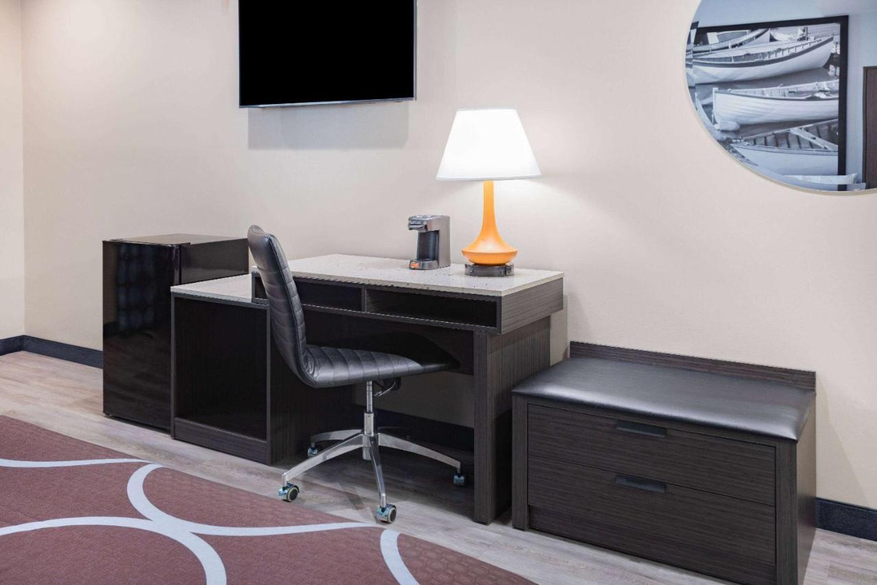 Super 8 By Wyndham Lindenhurst Екстериор снимка
