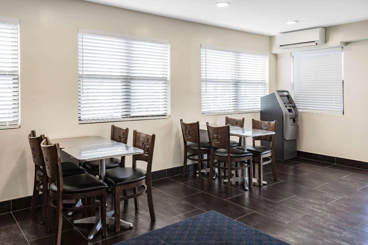 Super 8 By Wyndham Lindenhurst Екстериор снимка