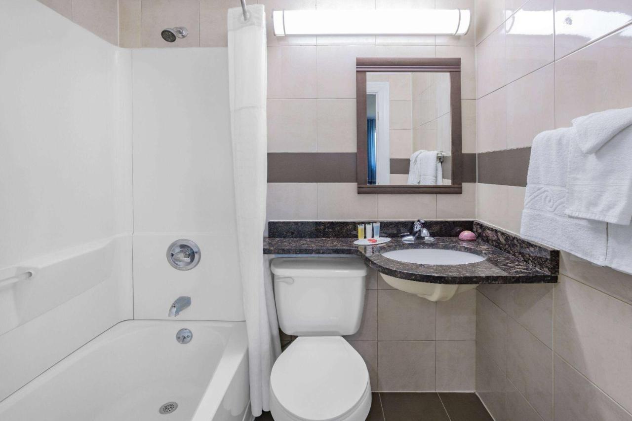 Super 8 By Wyndham Lindenhurst Екстериор снимка