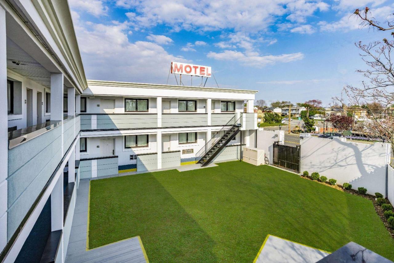 Super 8 By Wyndham Lindenhurst Екстериор снимка